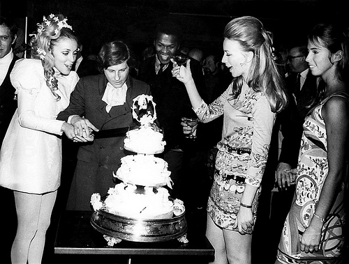 Sharon Tate w białej sukience mini wychodzi za Romana Polańskiego w 1968 roku
